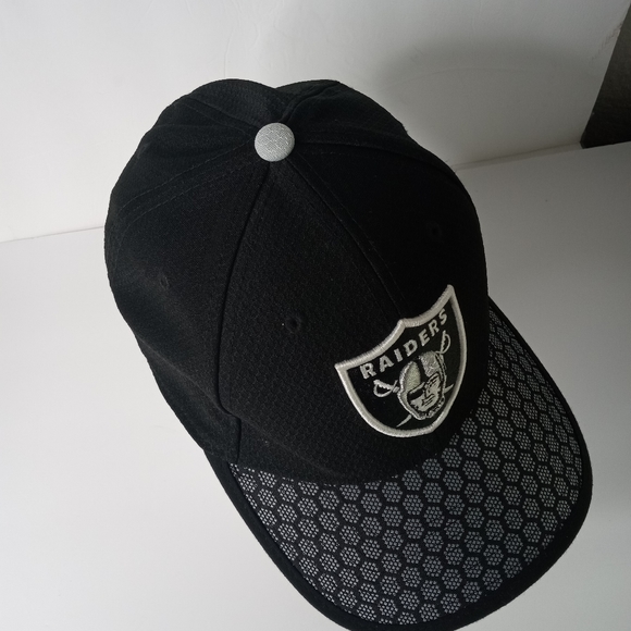 Men's New Era Oakland Raiders 2017 Official NFL Sideline 3930 Cap Black/Gray - Picture 6 of 10